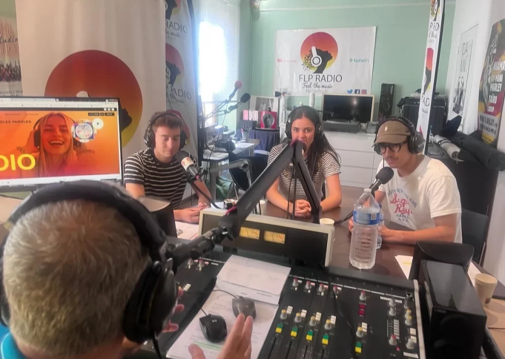 Étudiants du BUT Techniques de Commercialisation de Cannes participant à une émission en direct dans les studios de FLP Radio à Villeneuve-Loubet en compagnie de Stéphane Dahan, leur professeur